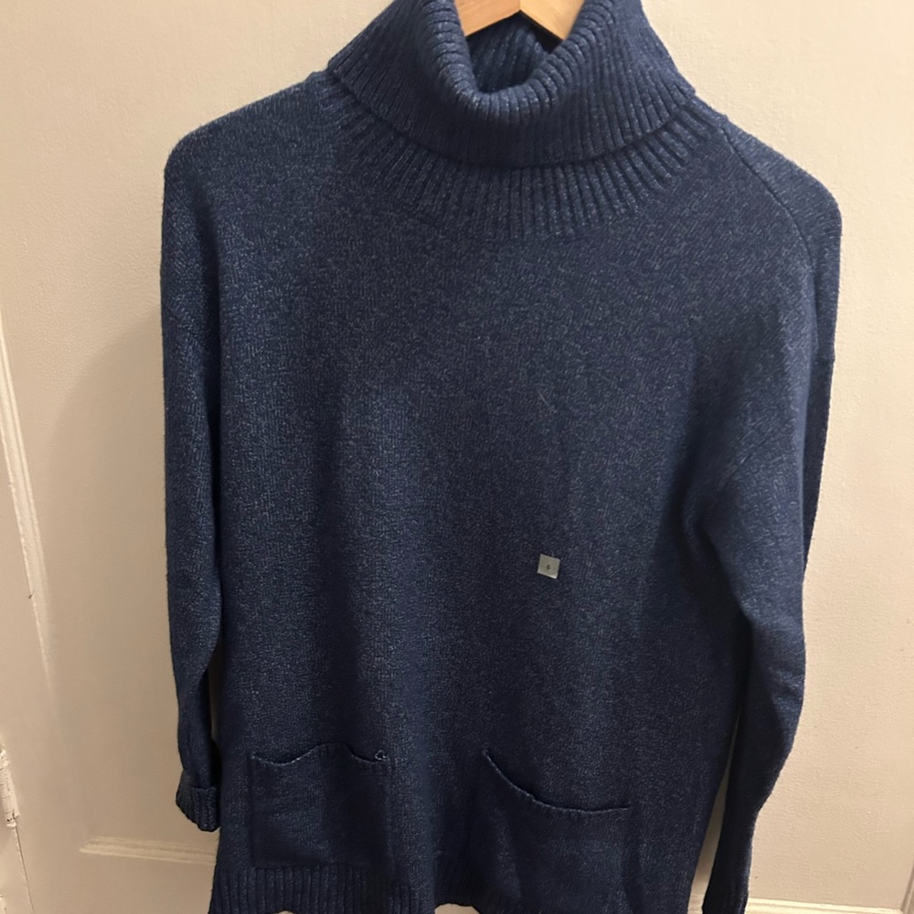 Loft S blue turtleneck